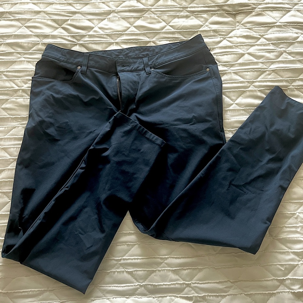 Navy blue men’s Lululemon ABC pant